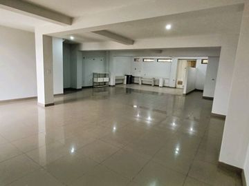 VENDO EDIFICIO COMERCIAL 5 PISOS EN AV TRAPICHE COMAS