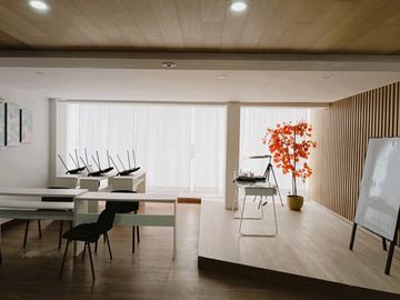 VENDO EDIFICIO COMERCIAL 5 PISOS EN AV TRAPICHE COMAS