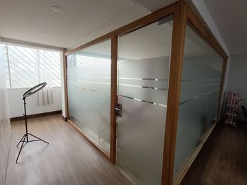 VENDO EDIFICIO COMERCIAL 5 PISOS EN AV TRAPICHE COMAS