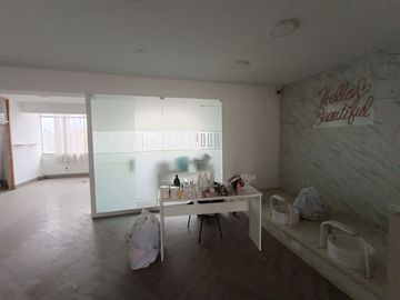 VENDO EDIFICIO COMERCIAL 5 PISOS EN AV TRAPICHE COMAS