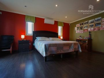 FERNANDEZ ESCOBAR VENDE CASA 4D 3B CON PISCINA - SAN ESTEBAN
