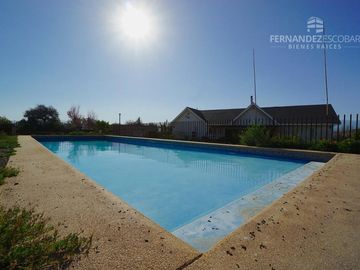 FERNANDEZ ESCOBAR VENDE CASA 4D 3B CON PISCINA - SAN ESTEBAN