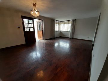 VENDO DEPARTAMENTO EN PRIMER PISO DE 192 MTS2. EN MONTES DE ORO CHACARILLA