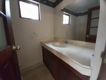 VENDO DEPARTAMENTO EN PRIMER PISO DE 192 MTS2. EN MONTES DE ORO CHACARILLA