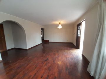 VENDO DEPARTAMENTO EN PRIMER PISO DE 192 MTS2. EN MONTES DE ORO CHACARILLA