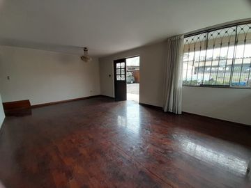 VENDO DEPARTAMENTO EN PRIMER PISO DE 192 MTS2. EN MONTES DE ORO CHACARILLA
