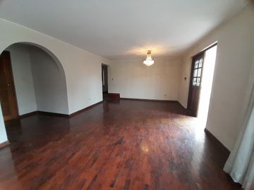 VENDO DEPARTAMENTO EN PRIMER PISO DE 192 MTS2. EN MONTES DE ORO CHACARILLA