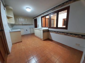 VENDO DEPARTAMENTO EN PRIMER PISO DE 192 MTS2. EN MONTES DE ORO CHACARILLA