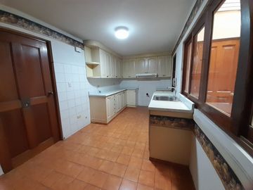 VENDO DEPARTAMENTO EN PRIMER PISO DE 192 MTS2. EN MONTES DE ORO CHACARILLA