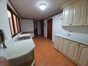 VENDO DEPARTAMENTO EN PRIMER PISO DE 192 MTS2. EN MONTES DE ORO CHACARILLA