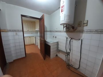 VENDO DEPARTAMENTO EN PRIMER PISO DE 192 MTS2. EN MONTES DE ORO CHACARILLA