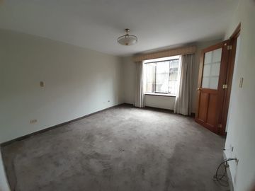 VENDO DEPARTAMENTO EN PRIMER PISO DE 192 MTS2. EN MONTES DE ORO CHACARILLA