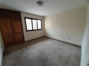 VENDO DEPARTAMENTO EN PRIMER PISO DE 192 MTS2. EN MONTES DE ORO CHACARILLA