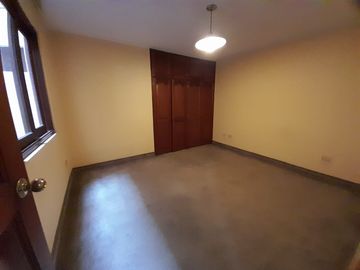 VENDO DEPARTAMENTO EN PRIMER PISO DE 192 MTS2. EN MONTES DE ORO CHACARILLA