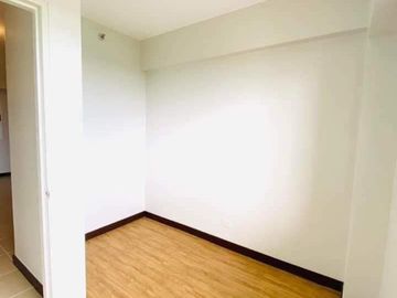 FOR SALE CONDO IN LAS PINAS SONORA GARDEN NEAR CAVITE ROBINSON ALABANG SM SOUTH MALL You sent details pala