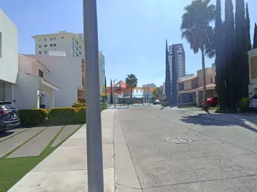 Casa en venta en privada miravalle con jardín grande