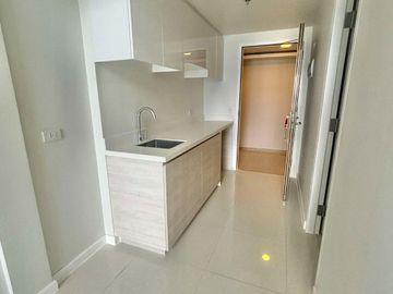 Rush Sale! 1BR Loft Seaview  in Mandani Bay, Mandaue City, Cebu. BrandNew & Move-In Ready.