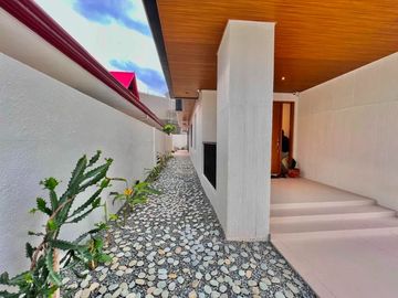 SPACIOUS SINGLE HOUSE AND LOT WITH MODERN INTERIOR DESIGN IN BF RESORT LAS PINAS