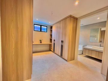 SPACIOUS SINGLE HOUSE AND LOT WITH MODERN INTERIOR DESIGN IN BF RESORT LAS PINAS