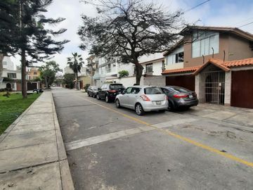 BAJO A $185,000 FLAT, URB CHAMA, SURCO.FRENTE A PARQUE, EXCELENTE ZONA RESIDENCIAL.