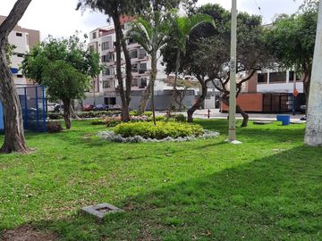 BAJO A $185,000 FLAT, URB CHAMA, SURCO.FRENTE A PARQUE, EXCELENTE ZONA RESIDENCIAL.