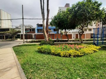 BAJO A $185,000 FLAT, URB CHAMA, SURCO.FRENTE A PARQUE, EXCELENTE ZONA RESIDENCIAL.