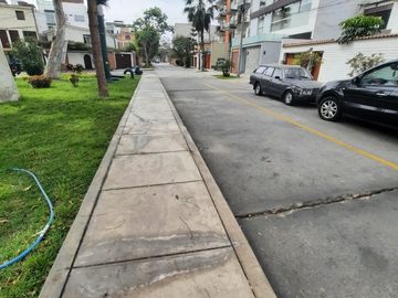 BAJO A $185,000 FLAT, URB CHAMA, SURCO.FRENTE A PARQUE, EXCELENTE ZONA RESIDENCIAL.