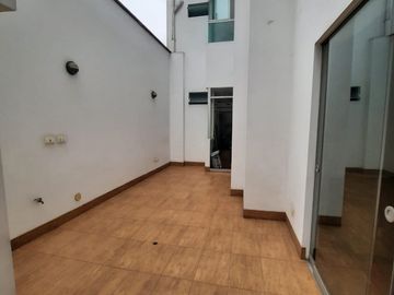 BAJO A $185,000 FLAT, URB CHAMA, SURCO.FRENTE A PARQUE, EXCELENTE ZONA RESIDENCIAL.