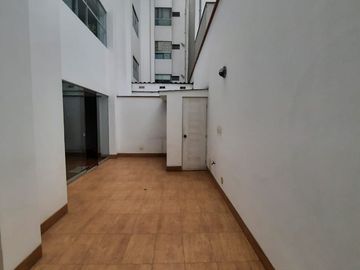BAJO A $185,000 FLAT, URB CHAMA, SURCO.FRENTE A PARQUE, EXCELENTE ZONA RESIDENCIAL.