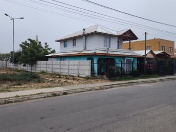 CASA CON GRAN ESPACIO EN BARRIO TRANQUILO