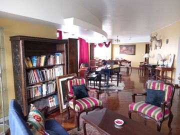 ESPECTACULAR DEPARTAMENTO CON UNA LINDA VISTA DE LIMA. SE VENDE POR VIAJE,