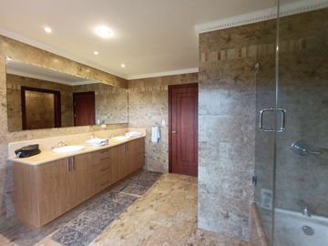 Lujosa casa en Venta en Rio Amarillo - Vive en el Espacio y Comodidad que Mereces sin Salir de la Ciudad