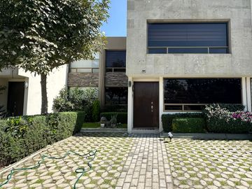 Casa en Venta en Lomas Virreyes, Calimaya  ** Amplio jardin y elelmentos de seguridad **