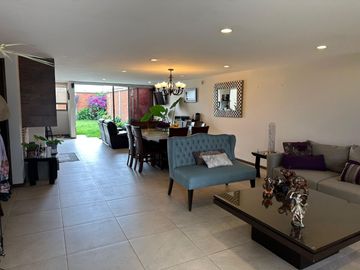 Casa en Venta en Lomas Virreyes, Calimaya  ** Amplio jardin y elelmentos de seguridad **