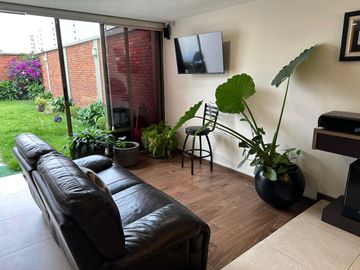 Casa en Venta en Lomas Virreyes, Calimaya  ** Amplio jardin y elelmentos de seguridad **
