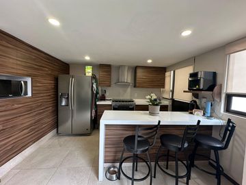 Casa en Venta en Lomas Virreyes, Calimaya  ** Amplio jardin y elelmentos de seguridad **