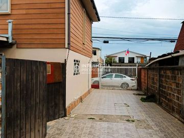 ¡Oportunidad Única! Dos Casas en Gran Terreno de 400 m² en El Bosque.