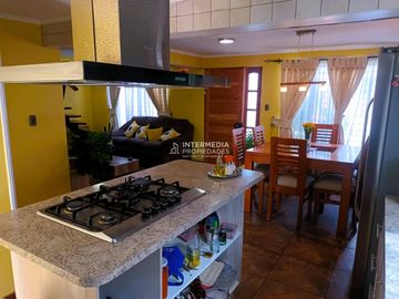 ¡Oportunidad Única! Dos Casas en Gran Terreno de 400 m² en El Bosque.