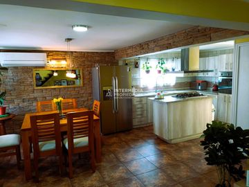 ¡Oportunidad Única! Dos Casas en Gran Terreno de 400 m² en El Bosque.