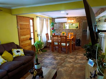 ¡Oportunidad Única! Dos Casas en Gran Terreno de 400 m² en El Bosque.