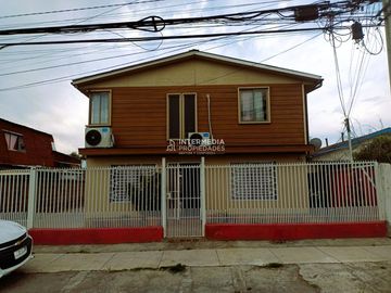 ¡Oportunidad Única! Dos Casas en Gran Terreno de 400 m² en El Bosque.