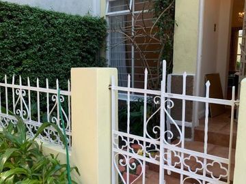 Venta de casa: 3 recámaras, 2.5 baños, 1 estudio, mezzanine, techos altos, jardín. Col. Narvarte Pte. cerca Metro Etiopía.