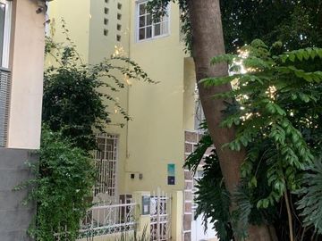 Venta de casa: 3 recámaras, 2.5 baños, 1 estudio, mezzanine, techos altos, jardín. Col. Narvarte Pte. cerca Metro Etiopía.