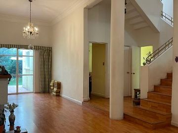 Venta de casa: 3 recámaras, 2.5 baños, 1 estudio, mezzanine, techos altos, jardín. Col. Narvarte Pte. cerca Metro Etiopía.