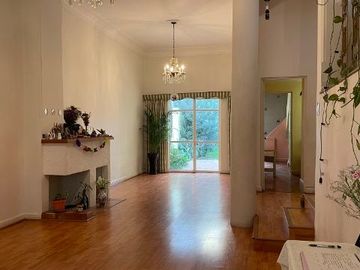 Venta de casa: 3 recámaras, 2.5 baños, 1 estudio, mezzanine, techos altos, jardín. Col. Narvarte Pte. cerca Metro Etiopía.