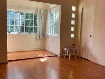 Venta de casa: 3 recámaras, 2.5 baños, 1 estudio, mezzanine, techos altos, jardín. Col. Narvarte Pte. cerca Metro Etiopía.