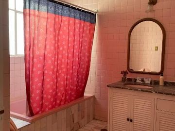Venta de casa: 3 recámaras, 2.5 baños, 1 estudio, mezzanine, techos altos, jardín. Col. Narvarte Pte. cerca Metro Etiopía.
