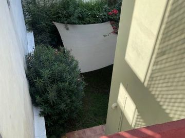 Venta de casa: 3 recámaras, 2.5 baños, 1 estudio, mezzanine, techos altos, jardín. Col. Narvarte Pte. cerca Metro Etiopía.