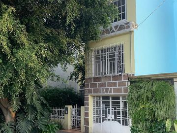Venta de casa: 3 recámaras, 2.5 baños, 1 estudio, mezzanine, techos altos, jardín. Col. Narvarte Pte. cerca Metro Etiopía.