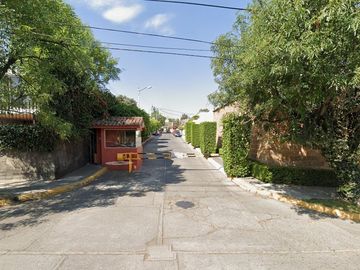 REMATE DE GRANDE CASA EN CIUDAD SATELITE, NAUCALPAN, EDO. MÉX.